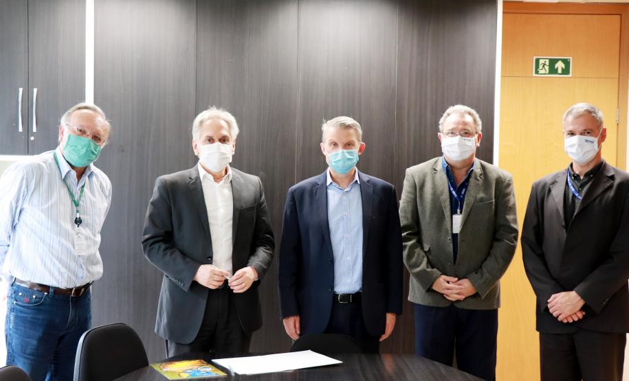 Pedro Ribeiro Barbosa, diretor presidente do IBMP; o diretor de Novos Negócios e Relações Institucionais do Tecpar, Lindolfo Luiz Junior, que tomou posse nesta quarta-feira (16) como Desenvolvimento Institucional do IBMP; o diretor-presidente do Tecpar, Jorge Callado; o Diretor de Administração e Finanças do Tecpar, Marcos Alfredo Bonoski; e o Diretor de Tecnologia e Inovação do Tecpar, Carlos Gomes Pessoa; no momento da posse