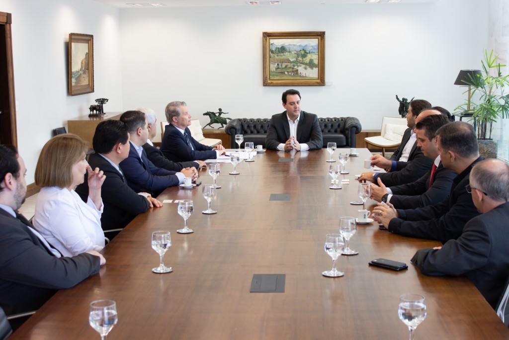 Governador do Paraná, Carlos Marra Ratinho Júnior, recebe representantes do Tecpar e da Energética Suape II, para assinatura  do contrato para desenvolvimento  de sistemas inteligentes de geração de energia elétrica.